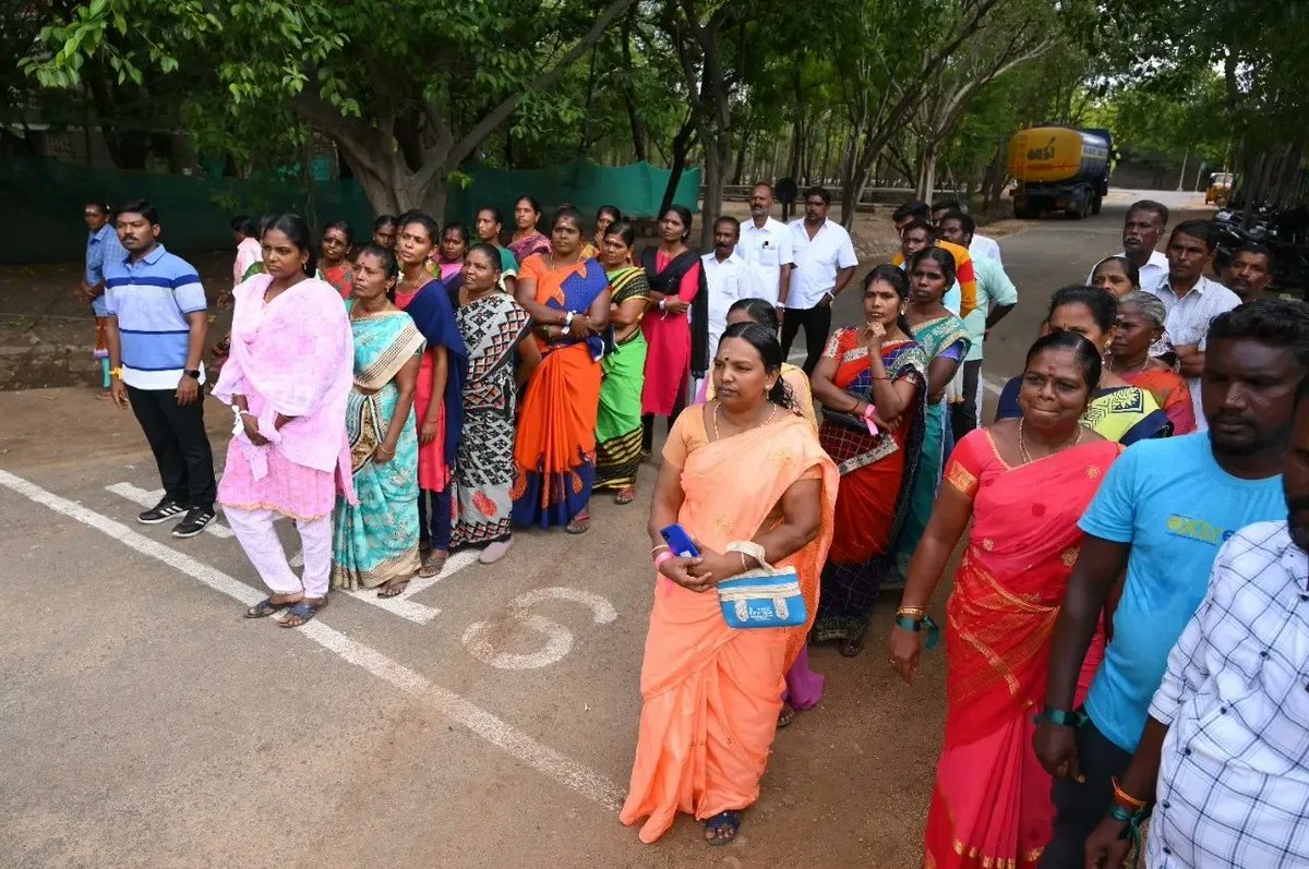 sterlite_copper's tweet photo. Huge support from the villages and #community around #sterlitecopper #tuticorin for the noble cause. We are all geared up for the #Vedanta's Delhi Half Marathon.
Only 3 days to go.
Your 1 Km = 1 Nutritious meal 
#LetsRunForZeroHunger #VedantaDHM22 https://t.co/4W7uWAZFpP