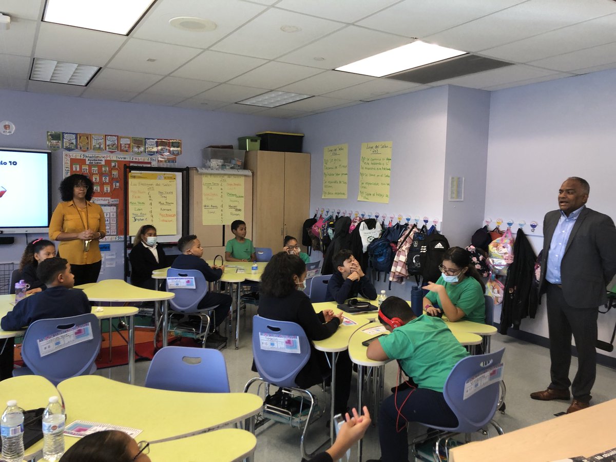 Mil gracias <a href="/RepBurgos/">Rep Danilo Burgos</a> para visitarnos ayer! Fue una experiencia increíble. 🏦<a href="/panamcs2008/">Pan American Academy Charter School</a> #gobierno #unidaddePA #nuestracomunidad