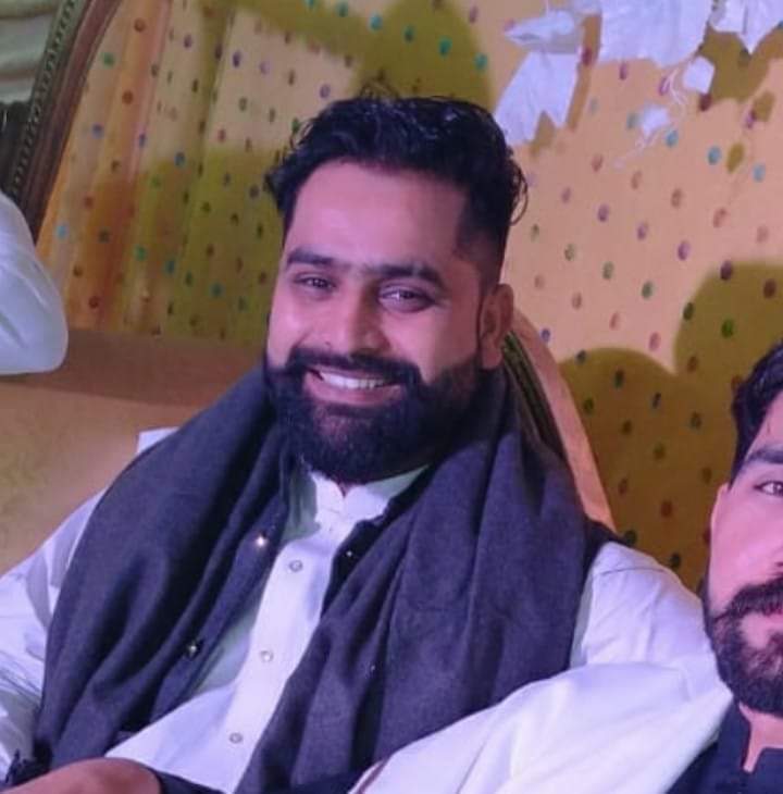 Imaownshah's tweet photo. ساہیوال:موٹر سائیکل آپس میں ٹکرانے پر چوک پاکپتن میں جھگڑا ۔
ساہیوال:پولیس وردی میں ملبوس شخص نے فائرنگ کرکے نوجوان قتل کر دیا۔ پولیس 
ساہیوال: مقتول کے ورثاء کا لاش چوک پاکپتن میں رکھ کر احتجاج
@OfficialDPRPP
@DCSahiwal 
@ChParvezElahi
#SahiwalIncident https://t.co/8xZgsVVDZ6