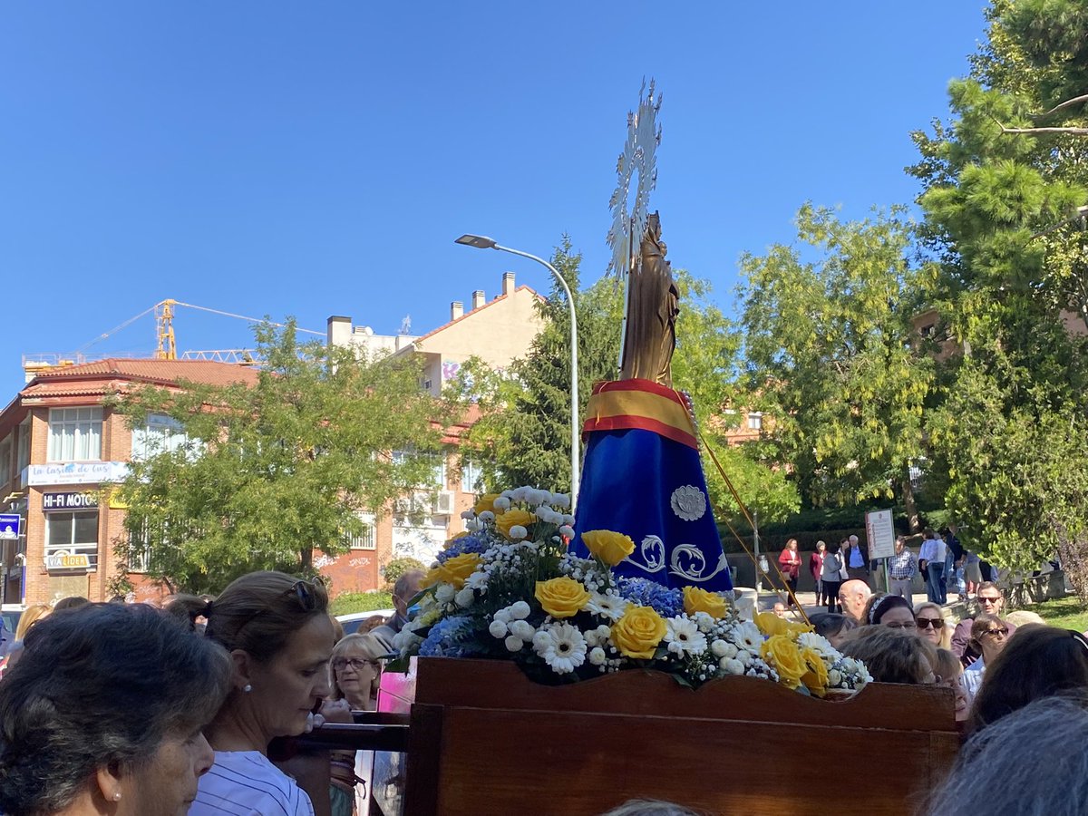 Bonita mañana en compañía de la #AsociaciónVecinos” La Zaporra” y asistiendo a la misa en honor a la Virgen del Pilar.

#12DeOctubre
#FiestaNacional
#Hispanidad
#VivaEspaña