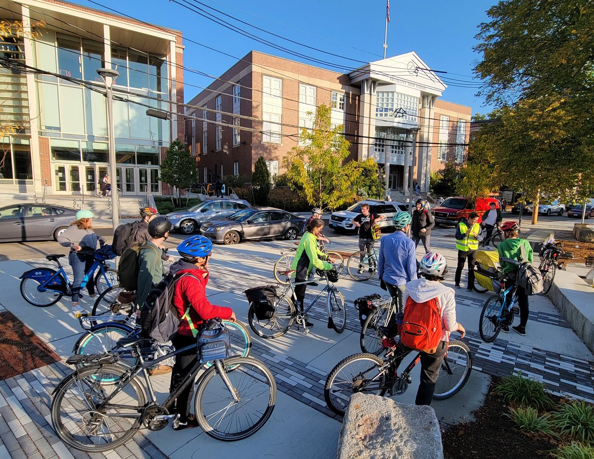 BlineSafeRoutes's tweet photo. What a great way to start the day! Thank you @etherealcolburn for organizing this awesome #bikebus from @HeathSchoolPTO to @brooklinehigh
#irolled2022 #MASRTS https://t.co/ol9jpNVDTi