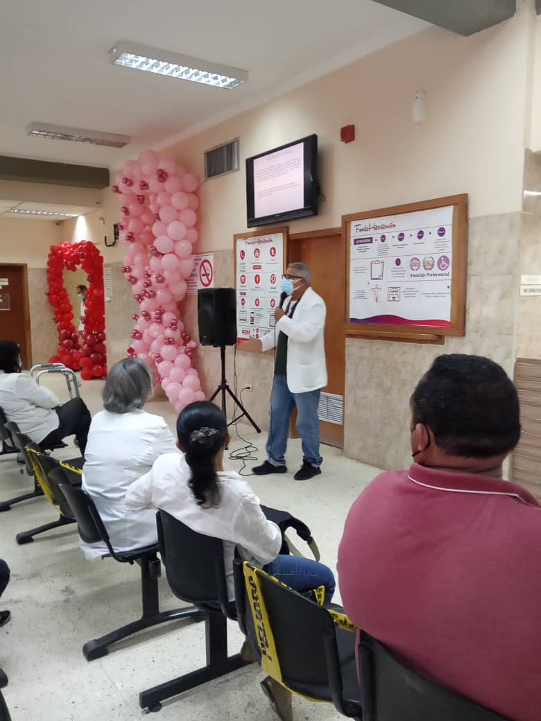 ElioRios12's tweet photo. En @fhipertension damos ventajas de acceso a nuestros servicios y hablamos  del #Autoexamen como parte de la Estrategia de la #LuchaContraElCancerDeMama 
Es nuestro deber la #PromociónDeLaSalud la #Prevención y la #ConsultaTemprana
@Tiamoraradio 
@elarcangeljhon 
@BrevesdelZulia https://t.co/kuQaHc0cwH