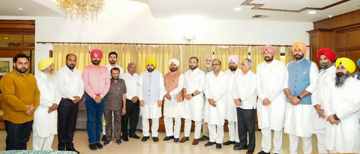 BhagwantMann's tweet photo. ਅੱਜ ਬੋਰਡ ਦੇ ਨਵੇਂ ਬਣੇ ਚੇਅਰਮੈਨਾਂ ਨਾਲ ਮੁਲਾਕਾਤ ਕੀਤੀ ਤੇ ਮਹਿਕਮਿਆਂ ਦੇ ਕੰਮਕਾਜ ਨੂੰ ਲੈਕੇ ਵਿਸਥਾਰਤ ਚਰਚਾ ਹੋਈ...
ਸਾਰਿਆਂ ਨੂੰ ਆਪਣੇ-ਆਪਣੇ ਮਹਿਕਮਿਆਂ ਦੀਆਂ ਸਕੀਮਾਂ ਦਾ ਲਾਭ ਪੰਜਾਬ ਦੇ ਹਰ ਨਾਗਰਿਕ ਤੱਕ ਪਹੁੰਚਾਉਣ ਲਈ ਕੰਮ ਕਰਨ ਲਈ ਕਿਹਾ ਤੇ ਪੰਜਾਬ ਤੂੰ ਮੁੜ ਰੰਗਲਾ ਪੰਜਾਬ ਬਣਾਉਣ ਲਈ ਪ੍ਰੇਰਿਆ...

'ਟੀਮ ਰੰਗਲਾ ਪੰਜਾਬ' https://t.co/6KpqqV0j7z