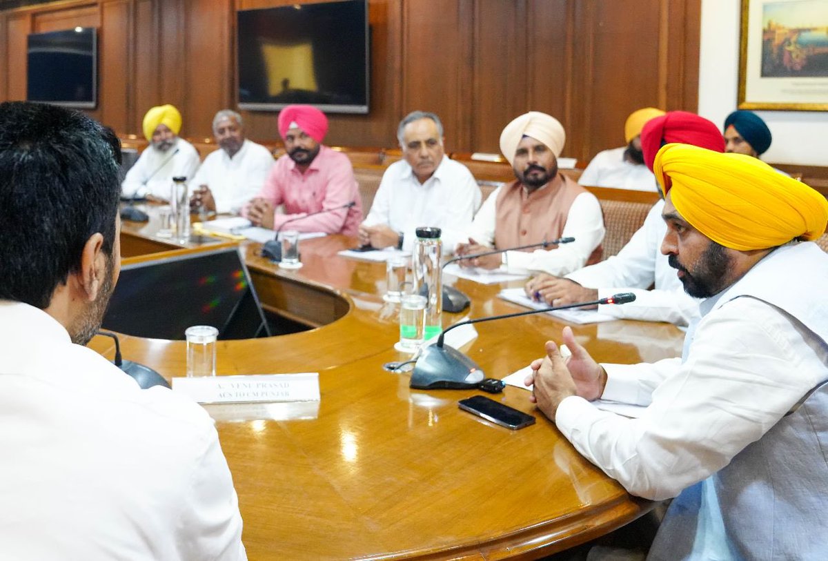 BhagwantMann's tweet photo. ਅੱਜ ਬੋਰਡ ਦੇ ਨਵੇਂ ਬਣੇ ਚੇਅਰਮੈਨਾਂ ਨਾਲ ਮੁਲਾਕਾਤ ਕੀਤੀ ਤੇ ਮਹਿਕਮਿਆਂ ਦੇ ਕੰਮਕਾਜ ਨੂੰ ਲੈਕੇ ਵਿਸਥਾਰਤ ਚਰਚਾ ਹੋਈ...
ਸਾਰਿਆਂ ਨੂੰ ਆਪਣੇ-ਆਪਣੇ ਮਹਿਕਮਿਆਂ ਦੀਆਂ ਸਕੀਮਾਂ ਦਾ ਲਾਭ ਪੰਜਾਬ ਦੇ ਹਰ ਨਾਗਰਿਕ ਤੱਕ ਪਹੁੰਚਾਉਣ ਲਈ ਕੰਮ ਕਰਨ ਲਈ ਕਿਹਾ ਤੇ ਪੰਜਾਬ ਤੂੰ ਮੁੜ ਰੰਗਲਾ ਪੰਜਾਬ ਬਣਾਉਣ ਲਈ ਪ੍ਰੇਰਿਆ...

'ਟੀਮ ਰੰਗਲਾ ਪੰਜਾਬ' https://t.co/6KpqqV0j7z