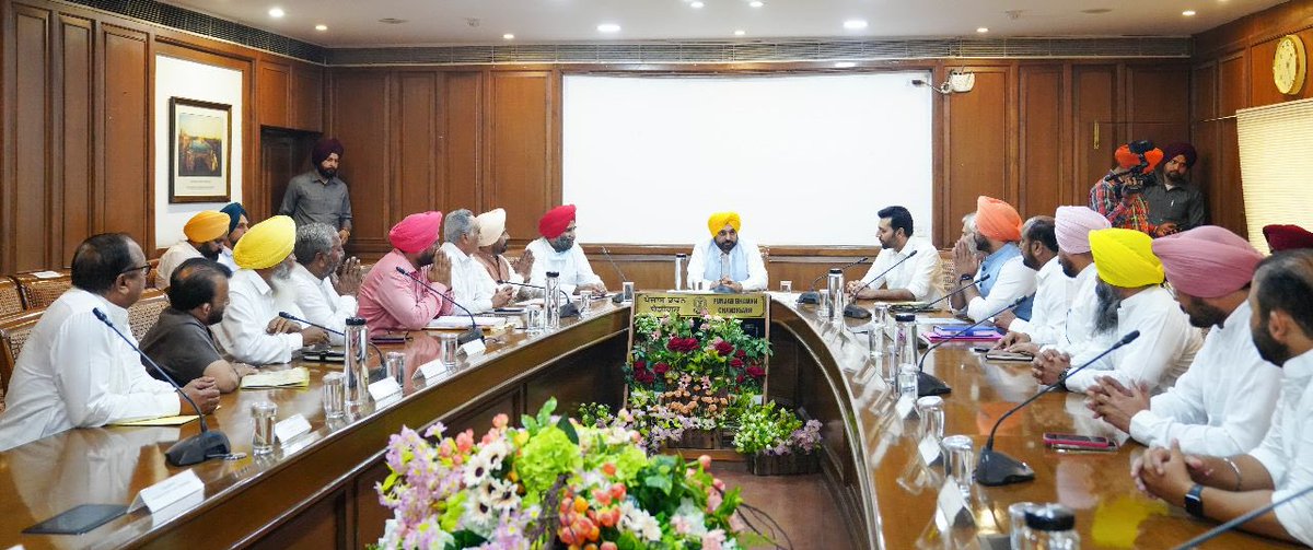 BhagwantMann's tweet photo. ਅੱਜ ਬੋਰਡ ਦੇ ਨਵੇਂ ਬਣੇ ਚੇਅਰਮੈਨਾਂ ਨਾਲ ਮੁਲਾਕਾਤ ਕੀਤੀ ਤੇ ਮਹਿਕਮਿਆਂ ਦੇ ਕੰਮਕਾਜ ਨੂੰ ਲੈਕੇ ਵਿਸਥਾਰਤ ਚਰਚਾ ਹੋਈ...
ਸਾਰਿਆਂ ਨੂੰ ਆਪਣੇ-ਆਪਣੇ ਮਹਿਕਮਿਆਂ ਦੀਆਂ ਸਕੀਮਾਂ ਦਾ ਲਾਭ ਪੰਜਾਬ ਦੇ ਹਰ ਨਾਗਰਿਕ ਤੱਕ ਪਹੁੰਚਾਉਣ ਲਈ ਕੰਮ ਕਰਨ ਲਈ ਕਿਹਾ ਤੇ ਪੰਜਾਬ ਤੂੰ ਮੁੜ ਰੰਗਲਾ ਪੰਜਾਬ ਬਣਾਉਣ ਲਈ ਪ੍ਰੇਰਿਆ...

'ਟੀਮ ਰੰਗਲਾ ਪੰਜਾਬ' https://t.co/6KpqqV0j7z