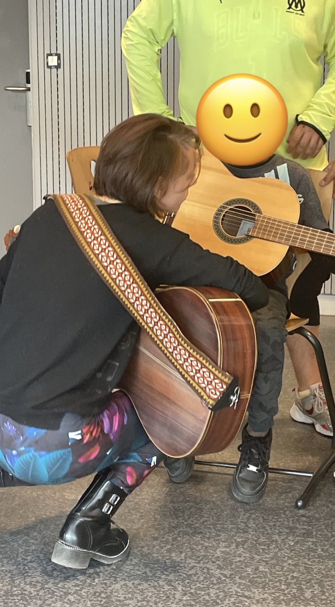 souaid_bouras's tweet photo. Atelier découverte « initiation à la guitare » pour nos élèves internes du @clgJPerrin . Des élèves curieux et motivés ! #internatdexcellence @acversailles https://t.co/cZqVPFmS5m