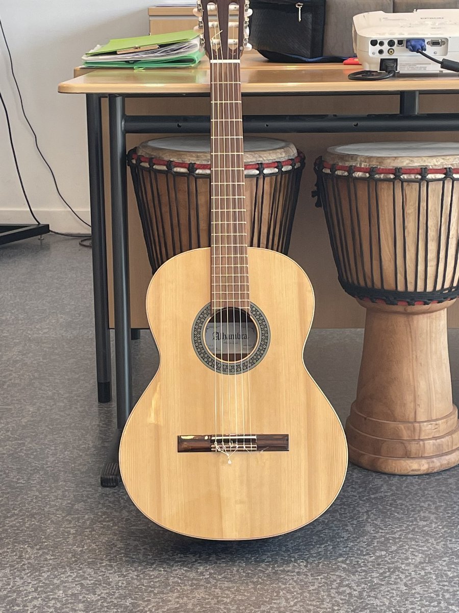 souaid_bouras's tweet photo. Atelier découverte « initiation à la guitare » pour nos élèves internes du @clgJPerrin . Des élèves curieux et motivés ! #internatdexcellence @acversailles https://t.co/cZqVPFmS5m