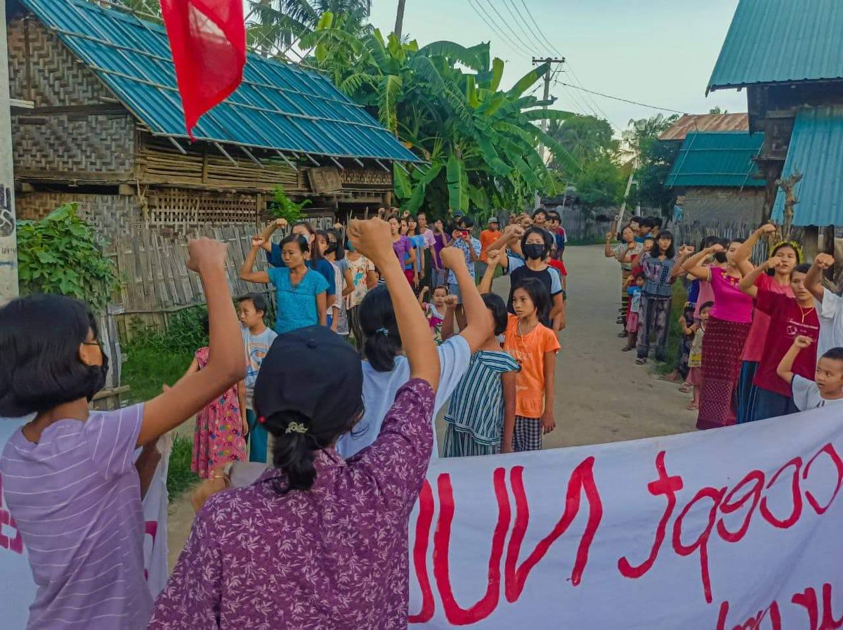 MizzimaNews's tweet photo. ယင်းမာပင်မြို့နယ် ရွှေနွယ်သွေးသပိတ်စစ်ကြောင်း ၅၂၁ ရက်မြောက် ချီတက်ဆန္ဒပြ 

#Mizzima #ဆန္ဒပြ
#ရွှေနွယ်သွေးသပိတ်စစ်ကြောင်း
#AcceptNUG #ယင်းမာပင်မြို့နယ် https://t.co/S9zUkwBHQm