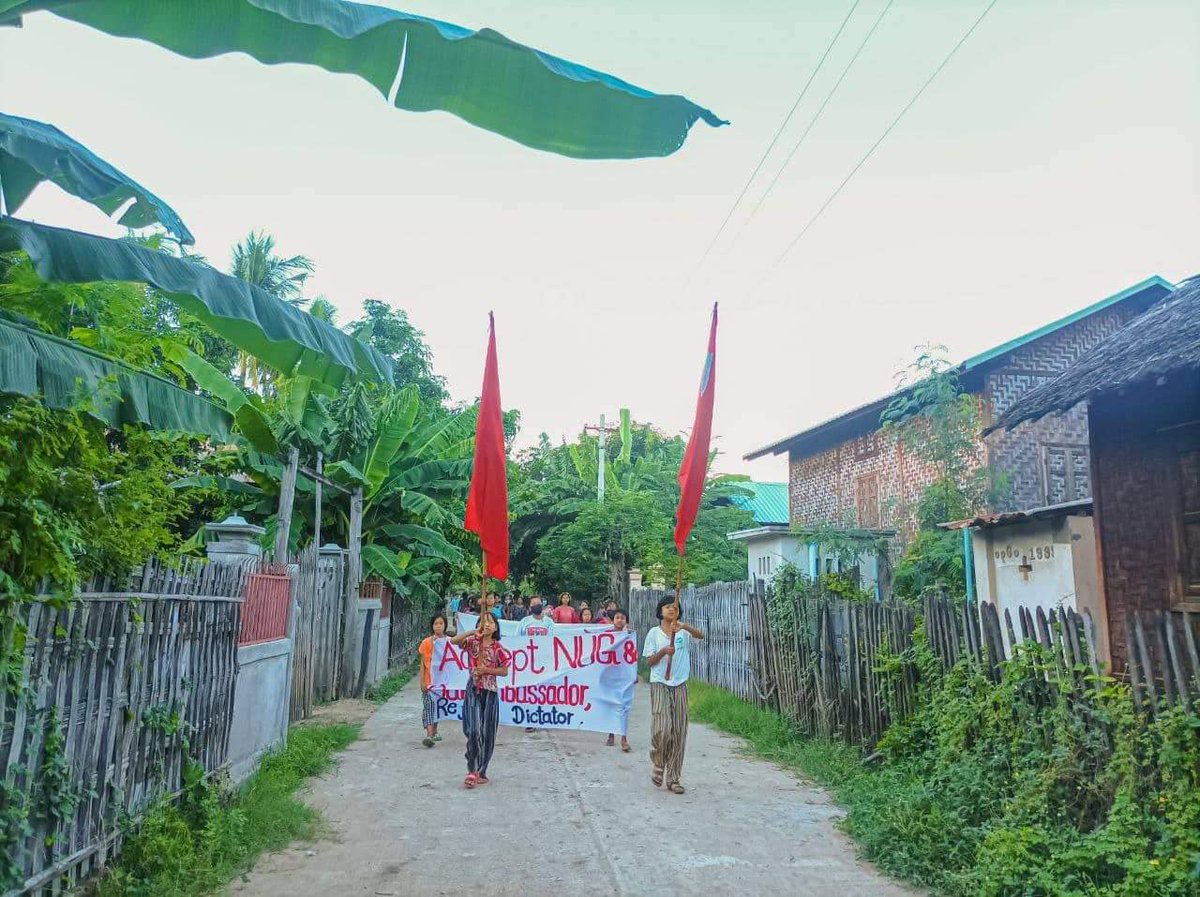 MizzimaNews's tweet photo. ယင်းမာပင်မြို့နယ် ရွှေနွယ်သွေးသပိတ်စစ်ကြောင်း ၅၂၁ ရက်မြောက် ချီတက်ဆန္ဒပြ 

#Mizzima #ဆန္ဒပြ
#ရွှေနွယ်သွေးသပိတ်စစ်ကြောင်း
#AcceptNUG #ယင်းမာပင်မြို့နယ် https://t.co/S9zUkwBHQm