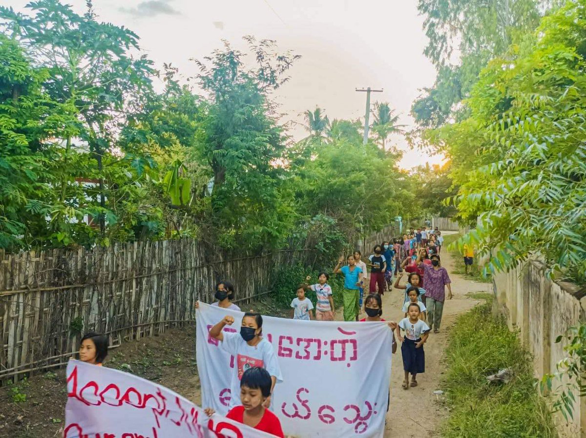 MizzimaNews's tweet photo. ယင်းမာပင်မြို့နယ် ရွှေနွယ်သွေးသပိတ်စစ်ကြောင်း ၅၂၁ ရက်မြောက် ချီတက်ဆန္ဒပြ 

#Mizzima #ဆန္ဒပြ
#ရွှေနွယ်သွေးသပိတ်စစ်ကြောင်း
#AcceptNUG #ယင်းမာပင်မြို့နယ် https://t.co/S9zUkwBHQm