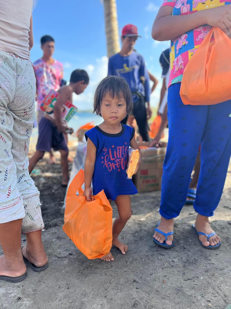 maytwentyako's tweet photo. #KardingPH DONATION UPDATE

ORANGE BAGS SPOTTED IN POLILLIO! 🧡

Maraming salamat po sa lahat ng mabubuting puso na nag-share ng aming posts at nag-donate para sa ating mga kababayang nasalanta ng #TyphoonKarding.

(1/n) https://t.co/vdBg6BAYxU