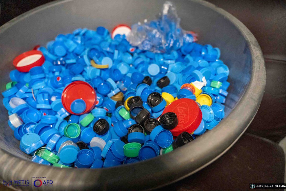 AFD_MidEast's tweet photo. 🇱🇧 1/2 @AFD_France via le fonds #METIS finance l’initiative #Khalasplastique avec l’artiste 🇱🇧 Caroline Chaptini qui a lancé 
la collecte et le tri de bouteilles en plastique et sensibilisation scolaire pour la construction d’une 🐢 géante entièrement composée de matières ♻️! https://t.co/a882Jnzjbh