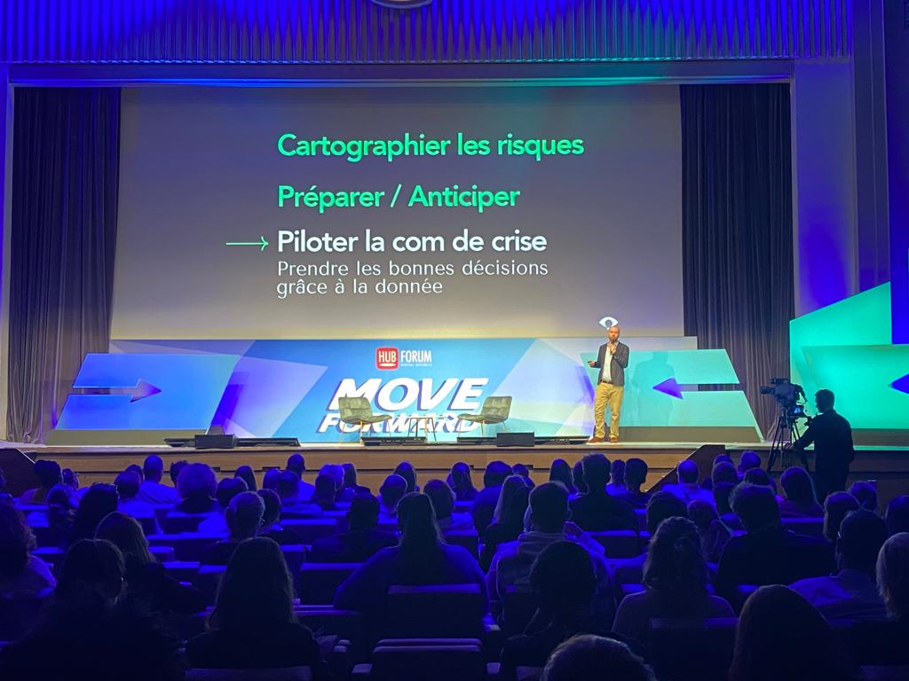 HUBInstitute's tweet photo. 1 milliard de messages par jour sur les réseaux 😮
L'e-réputation est un enjeu crucial pour les marques 💬 @wullon de @visibrain dévoile comment utiliser la data des plateformes sociales pour protéger son image et maximiser son influence 🚀 #HUBFORUM #socialmedia #data #marketing https://t.co/MZasm1Exr1