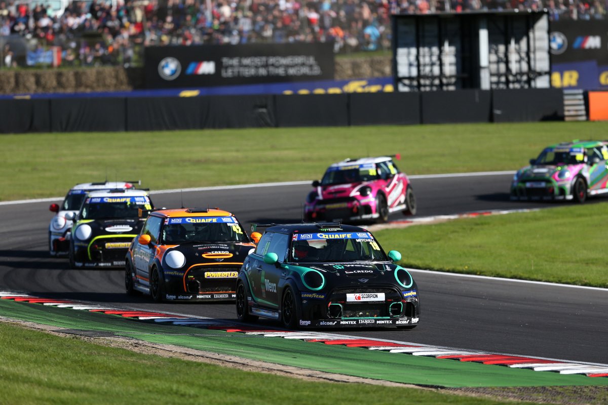 AllianceRaceUK's tweet photo. 🗞 Motorbase Driver Academy Latest 

@Brands_Hatch Podium Hat-Trick Secures Mitchell Third In MINI Standings

• @JackMitchellx stars for #Motorbase Driver Academy
• Pair of top three Rookie results for @josborneracing 

More: https://t.co/q7EIq4LmKd

📸 @JakobEbrey https://t.co/Lo8Tq5Cr58