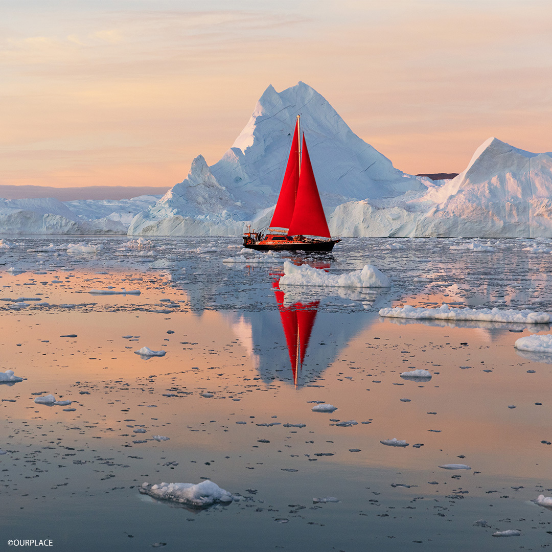 Sailing through icebergs 🧊 #PhotoOfTheDay: Ilulissat Icefjord 🇩🇰, inscribed on the @UNESCO #WorldHeritage List in 2004. whc.unesco.org/en/list/1149/ #TheNext50