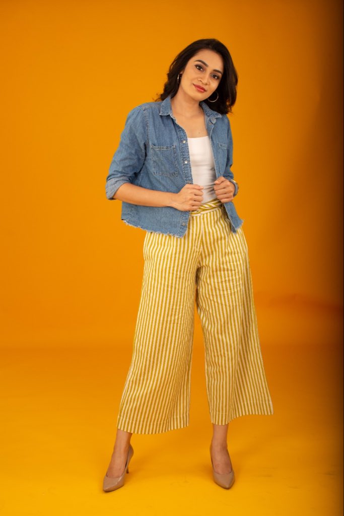 jsolu_tions's tweet photo. 2 Days to Go!
"#Neetho film will not be a Regular LOVE Story"
Gorgeous Beauty @RajSaathvika exudes mighty confidence about the film in the interviews
#NeethoFromOct14th
@aberaam @balusharma14 @pruthvicreation @MillionDreams_C #VivekSagar @IamEluruSreenu https://t.co/jBt5IOPASC