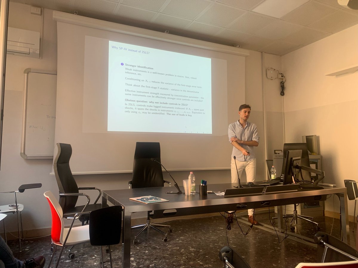 CavaliereGiu's tweet image. Hi #EconTwitter! 

This is 𝗗𝗮𝗻𝗶𝗲𝗹 𝗟𝗲𝘄𝗶𝘀 (@UCL) presenting @Unibo @DSE_Unibo the very cool paper 

&quot;Dʏɴᴀᴍɪᴄ Iᴅᴇɴᴛɪꜰɪᴄᴀᴛɪᴏɴ Usɪɴɢ Sʏsᴛᴇᴍ Pʀᴏᴊᴇᴄᴛɪᴏɴs ᴀɴᴅ Iɴsᴛʀᴜᴍᴇɴᴛᴀʟ Vᴀʀɪᴀʙʟᴇs&quot;.

(PDF here: drive.google.com/file/d/1r6Z3be…)
 
#Macroeconometrics