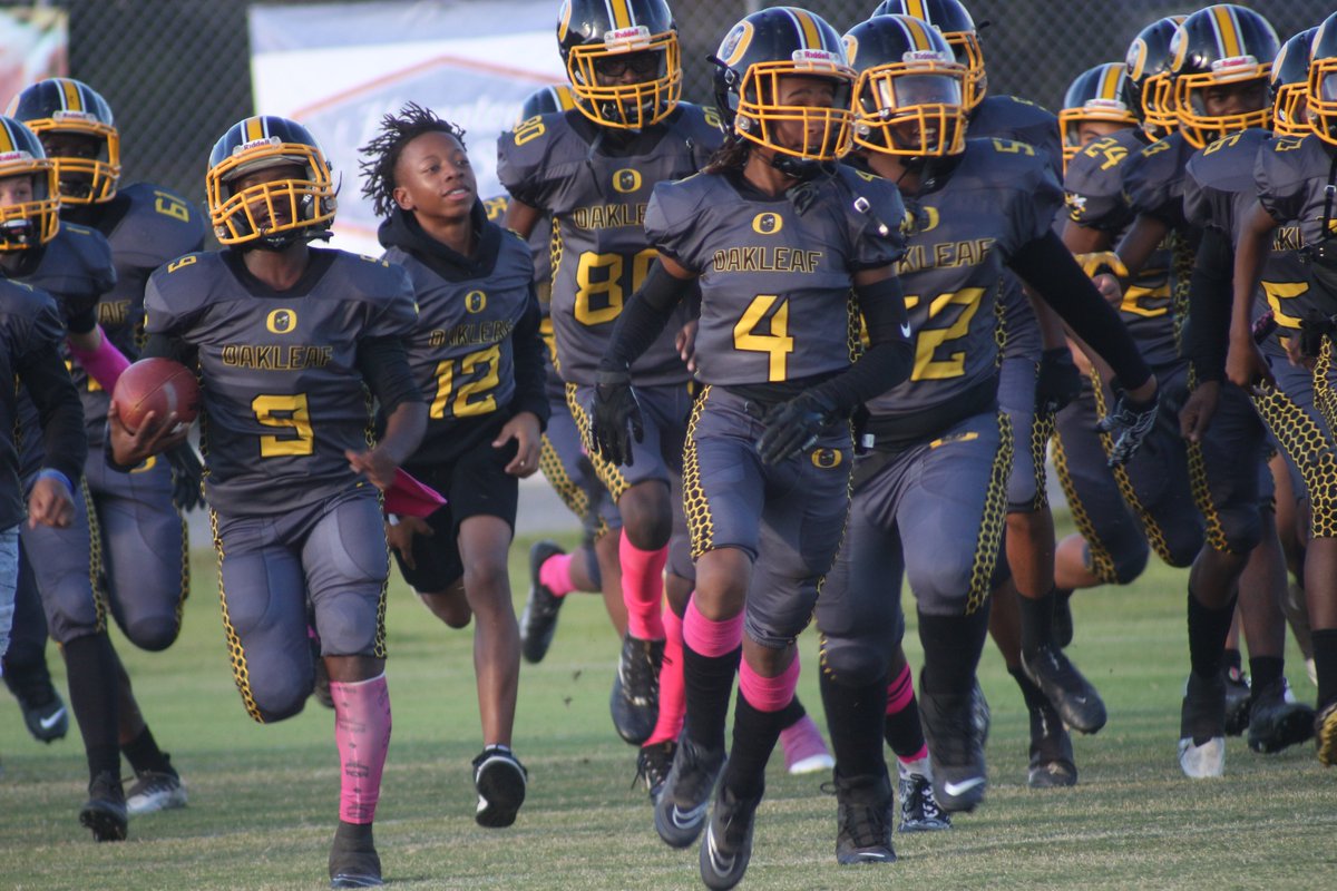 ClayTodaySports's tweet image. Hard running from Mike Connor #3 and Josiah Isaac #24, Oakleaf finished an overtime 20-14 win over Lakeside with a one-yd plunge from Cornell Moses #52 to advance to the NEFAC title game Tuesday vs. Baker County. Coach Merlin Smithm 6-1, gets his fifth conference title game.