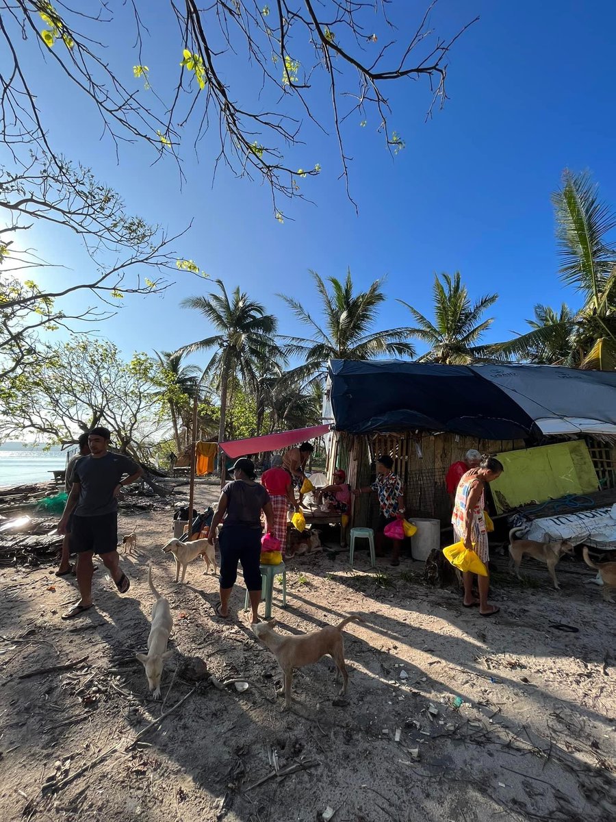 maytwentyako's tweet photo. Sana po ay wag kayong mapagod na tumulong sa ating mga kababayan. Alam po natin na mas nagiging mahirap ang araw-araw dahil sa kasalukuyang estado ng ating bansa pero wag po sanang maging dahilan ito para makalimutan nating maging mabuting tao.

(4/n) https://t.co/pwyoXQwyzX
