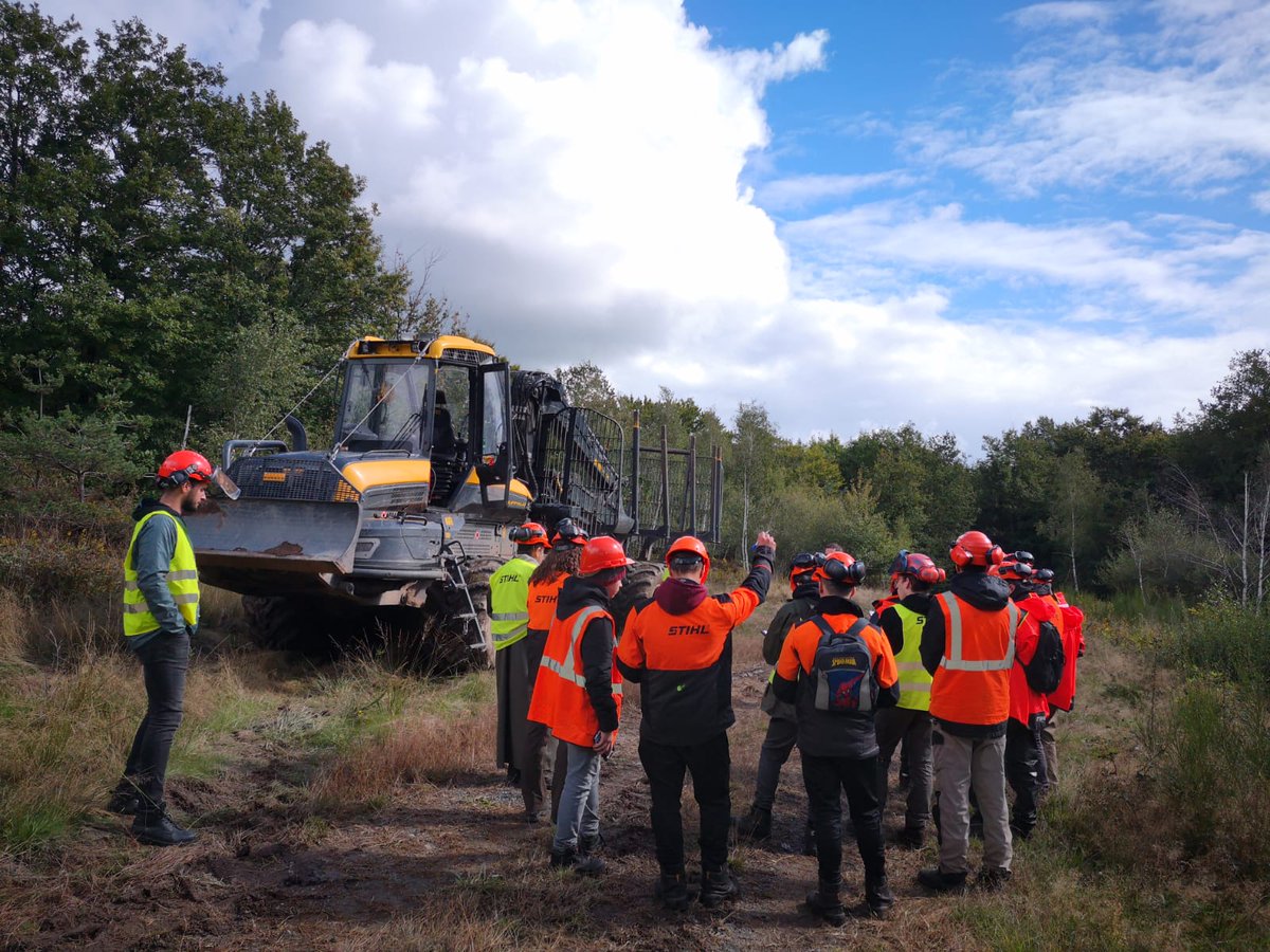 LPABlaRolande's tweet photo. 🌲Tournée forestière #bourgogne avec la classe de Terminale Bac Pro en #forêt et en #machinisme #forestier du @LPABlaRolande  🚜

@Agri_Gouv @bfc_region https://t.co/L5ZysA8Y3z