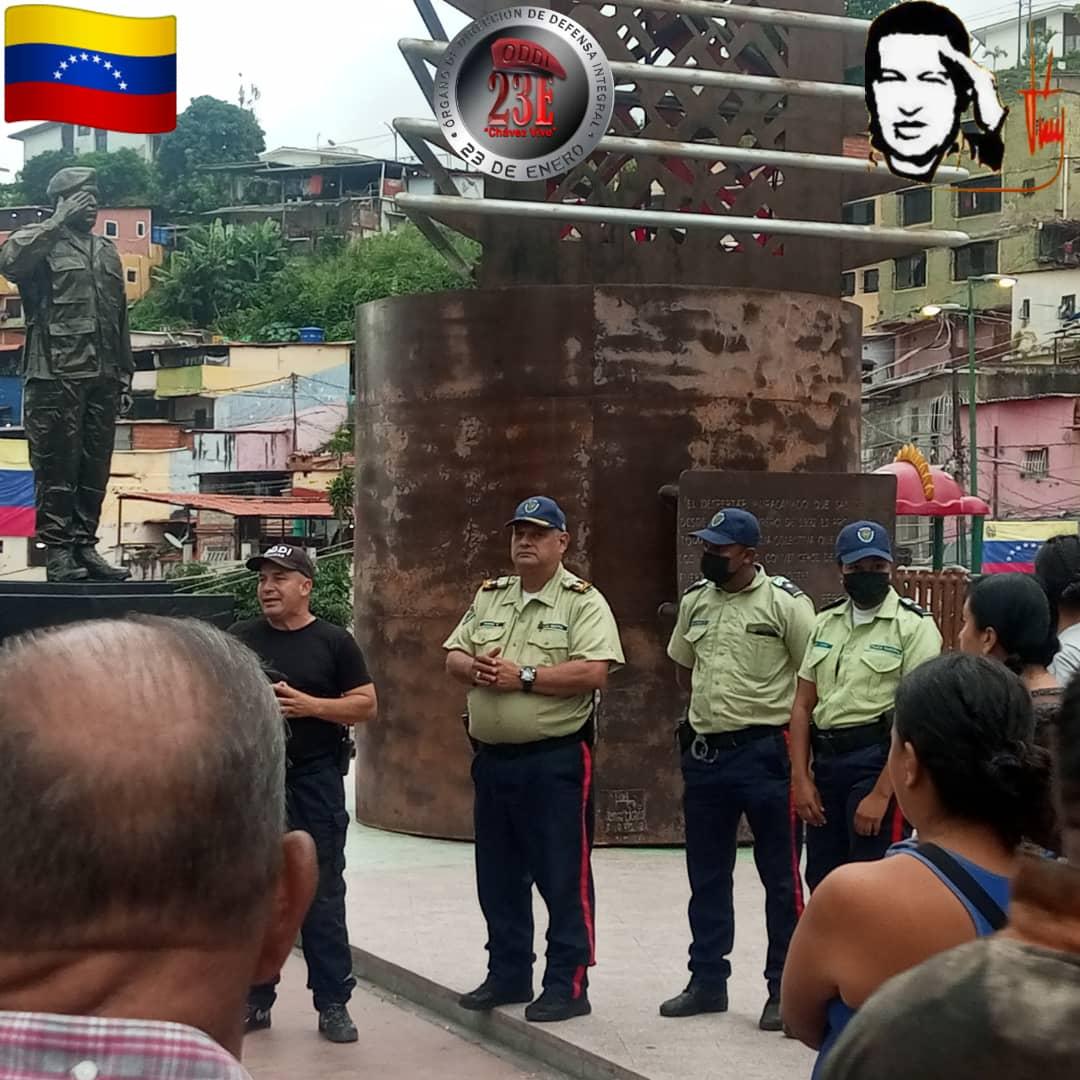 ODDI_23deEnero's tweet photo. #11Oct
1/2  ||  Se  llevó a cabo una reunión con el ODDI "Chávez Vive" - 23 de Enero, la CPNB, UBCH, líderes de comunidad, los consejos comunales "Aveledo Real" y Bicentenario, comerciantes y la comunidad , del Punto y Círculo del Cuartel de la Montaña, ... https://t.co/TrnIzekf8A