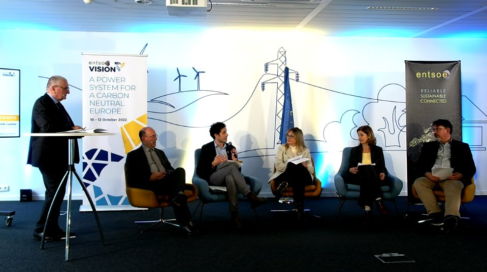 'I am happy to see citizens are considered in the ENTSO-E Vision Report. Citizens want to be involved in the decision-making process.' - Stanislas D’Herbemont, Development Manager, @REScoopEU #VisionEvent22 Watch live 👇 entsoe-conference-2022.eu/event/