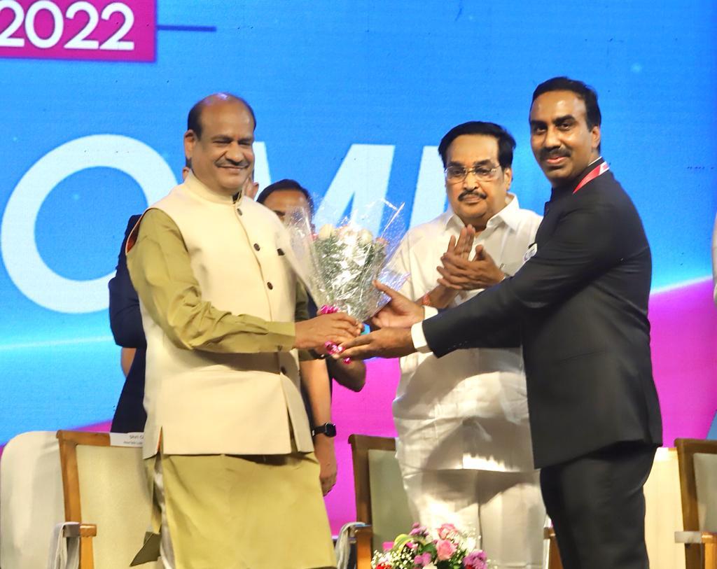 Nat_Games_Goa's tweet photo. The dignitaries being felicitated during the Closing Ceremony of the #36thNationalGames.

#ThankYouGujarat #NationalGames #ClosingCeremony #UnityThroughSports #JudegaIndiaJitegaIndia #NationalGames2022 #NationalGamesGujarat #NationalGamesGujarat2022 #Surat #GameWithAim #PDDU https://t.co/eEJ8Ig6GWa