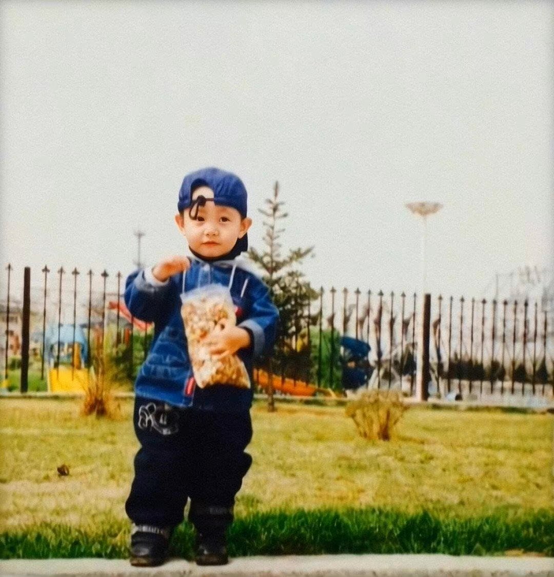 soyaalways's tweet photo. :런쥔아 나 요즘 어떤 남자를 좋아하게 됐어 그 사람은 런쥔보다 나이 어린데 괜찮겠어? 
런쥔:성인이면 괜찮겠죠!
:사진 보여줄까?
런쥔:네네 
(팝콘 런쥔 사진 보여줬음)
런쥔:너무 어려요! 미성년인데요 
:귀엽지 않아?!
런쥔:사실 저도 어릴 때의 사진 중 이 사진 제일 마음을 들어요 ㅋㅋㅋ https://t.co/hUqxBny5DB