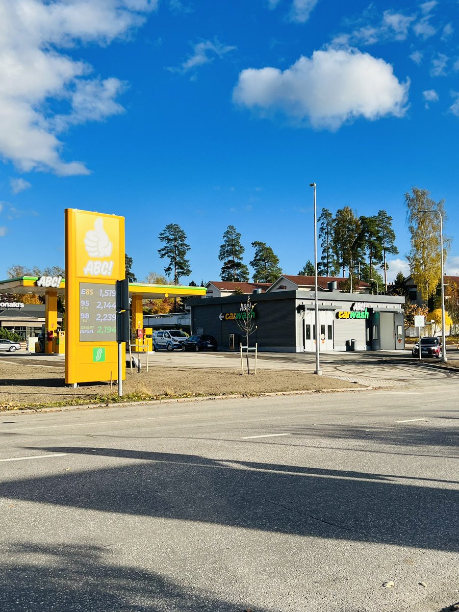 H_Houni's tweet photo. ABC Niittykummun uudistettu autopesu on avattu! Uudistuksessa kapasiteetti on tuplattu ja käytössä nyt kaksi pesuhallia. Lisäksi asiointia helpottaa pesulaskuri, josta näkee kätevästi jonotusajan. Vierestä löytyy polttonesteiden mittarikenttä ja vesi-ilmakaappi. @HOKElanto #ABC https://t.co/eK1e6h4Uxe