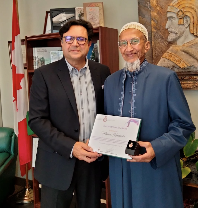 Bohras_Canada's tweet photo. Congratulations to Mansur Kanchwala, a local business owner &amp; senior member of the #Toronto @Dawoodi_Bohras, for receiving the Queen's Platinum Jubilee Award for his outstanding community service. The commemorative pin was kindly presented by MP for Richmond Hill @MajidJowhari. https://t.co/59wZTqIkPW