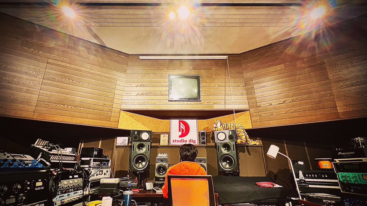 KiyotakaEnomoto's tweet photo. Telly in da house❗️
今日は訳あってフエニカスタジオからスタジオディグにお世話になってました。
ありがとうテリー
#mixing
#studiodig
#huenica https://t.co/VKba2m8FD2