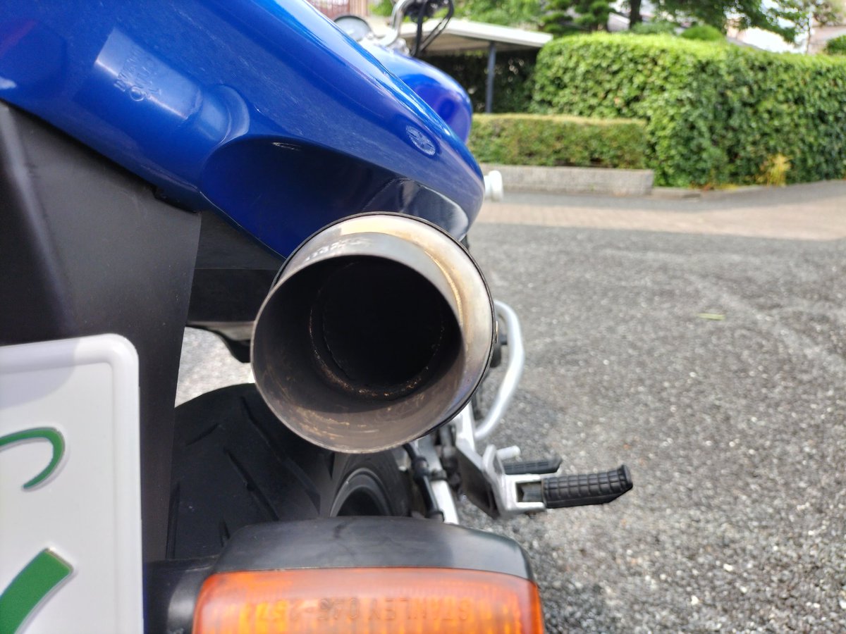 hornet250tanuki's tweet photo. ダンモトのスリップオンマフラー📢
中古で買った時から付いてたのですがこんなんで消音されるはずないわな💦
もちろん中には芯入りますがフルストレートやん😁
ちなみに出口にバッフルは付きません❌
しかし2000年までのバイクは近接騒音規制が草だからok😂
法はokでも近所迷惑は❌
#マフラー
#danmoto https://t.co/SoDVCitbj6