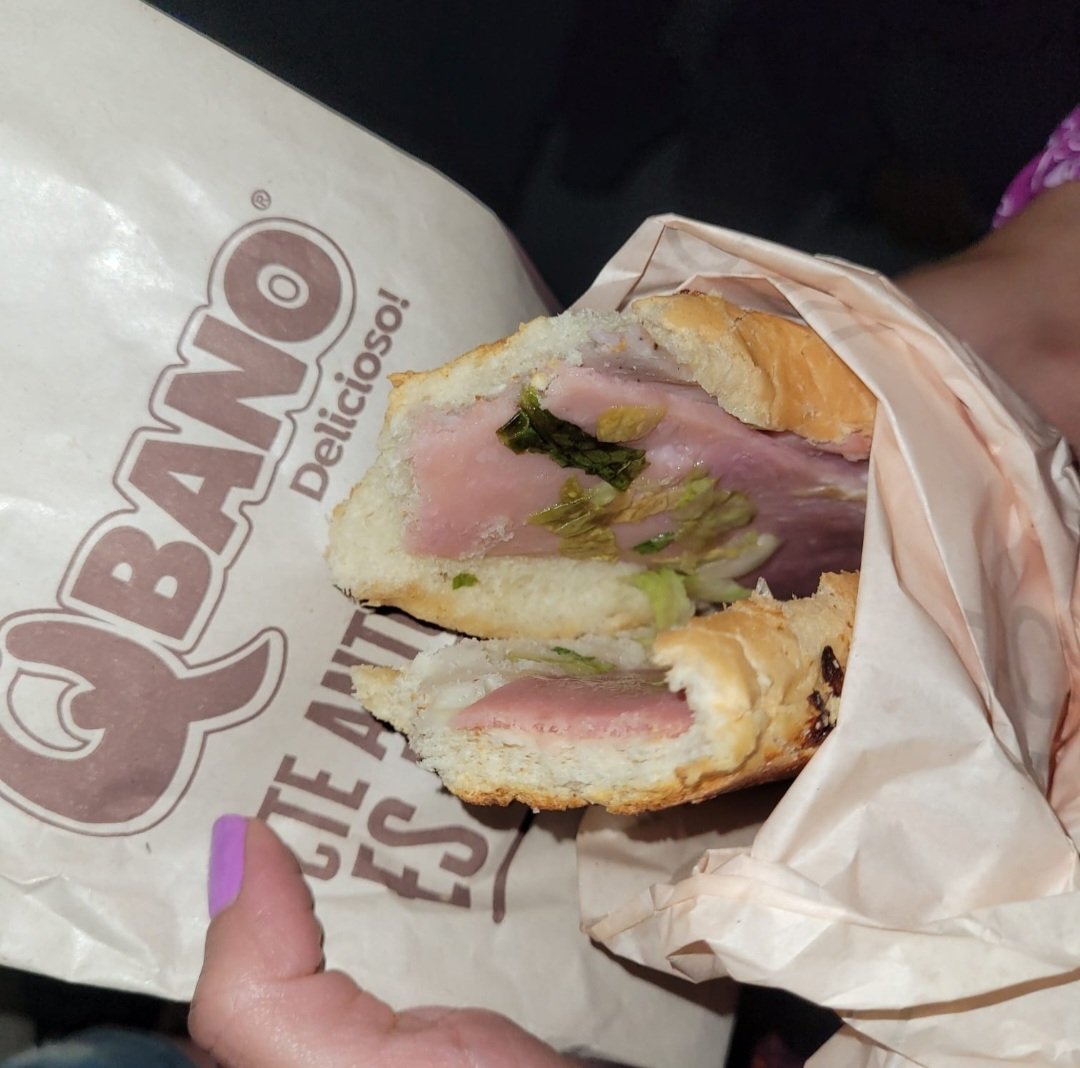 SasaKastaval's tweet photo. Todos sabemos que en el estadio todo es más caro pero miren el DESCARO de @Sandwich_qbano pan con jamón a $30mil en concierto Guns &amp; Roses. El colmo la calidad!!! https://t.co/VWu0kVHllU