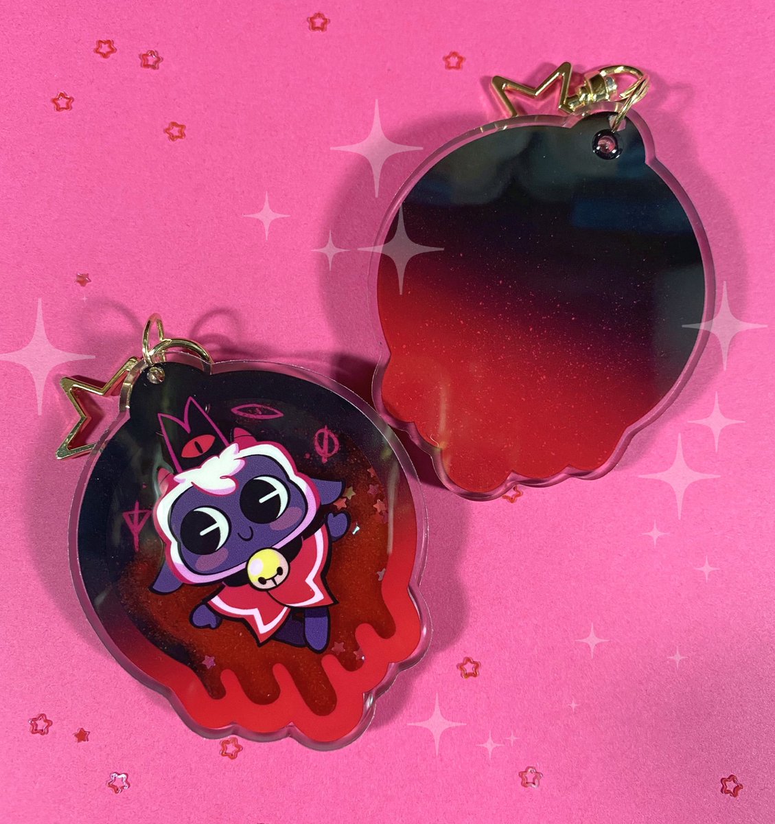 colliholly's tweet photo. After a bit of trial and error, my Cult of the Lamb shaker charms are finally here! These are my first ever liquid shaker charms - they’re 3″ tall and contain red sand, glitter and shaker oil.

They’re available now on my Etsy!
https://t.co/6z5ni7V6OU https://t.co/jsKgFXJ5Nz
