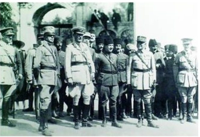 Şu işe bakın ki mağlup olmuş (!) İngilizler İstanbul'u terkederken bizim askerlerimizle hatıra fotoğrafı çekinmeyi ihmal etmemişler. 
Bunun adı düşmanlık mı yoksa her konuda anlaşmış olmanın kazandırdığı samimiyet mi? Tarih Türk - İngiliz ilişkisini yeniden kaleme almalı.