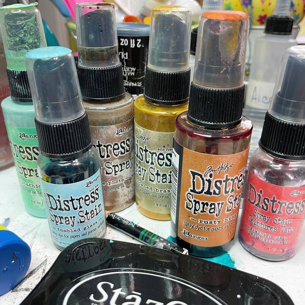 CraftyHope's tweet image. Gettin’ messy!

I actually need to clean up a bit in here, but couldn’t help myself. I’ve just got to have a little creative time in each day - even if it makes a big ole mess. 

#sprayinks #distressspraystain #distressspray #timholtz #mixedmedia #messy … instagr.am/p/Cjn7kDWBrCw/