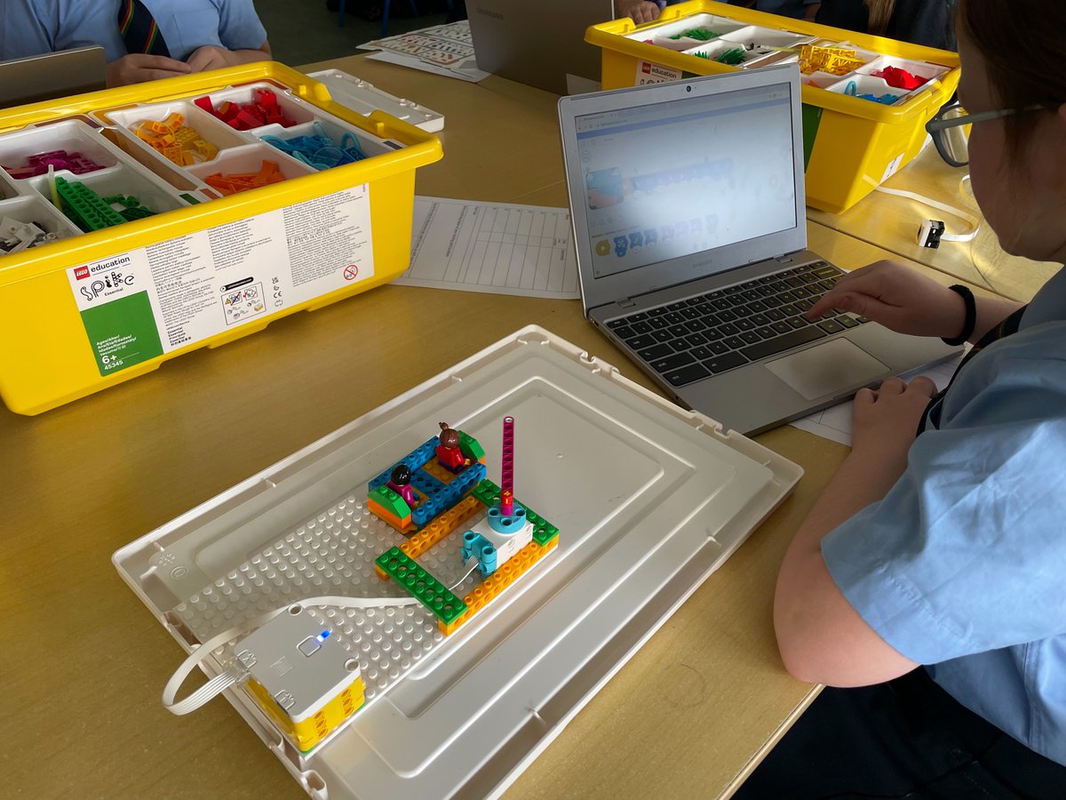4th class ​@smgscarlow had great fun exploring their new LEGO Essentials kit @Learnit_Ireland today, as they begin their computational thinking journey with @weaveproject 👩‍💻a collaboration with @PDST_TechinEd @scienceirel @CGESTASU @DCU_IoE @itcarlow @dcucomputing @DCU @ButlerDee