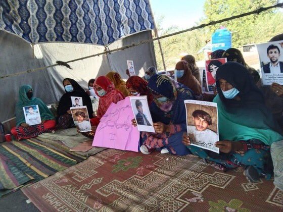 Baloch_Dispatch's tweet photo. The peaceful struggle of my people is a spirit of Baloch movement while every basic right was denied by d powerful rulers of d state,d masses have organized their struggle &amp; choose d hardest ways of struggle to mobilize their nation.

In pic 
Sit-In Protest of Quetta &amp; Turbat https://t.co/s1USwPQvo2