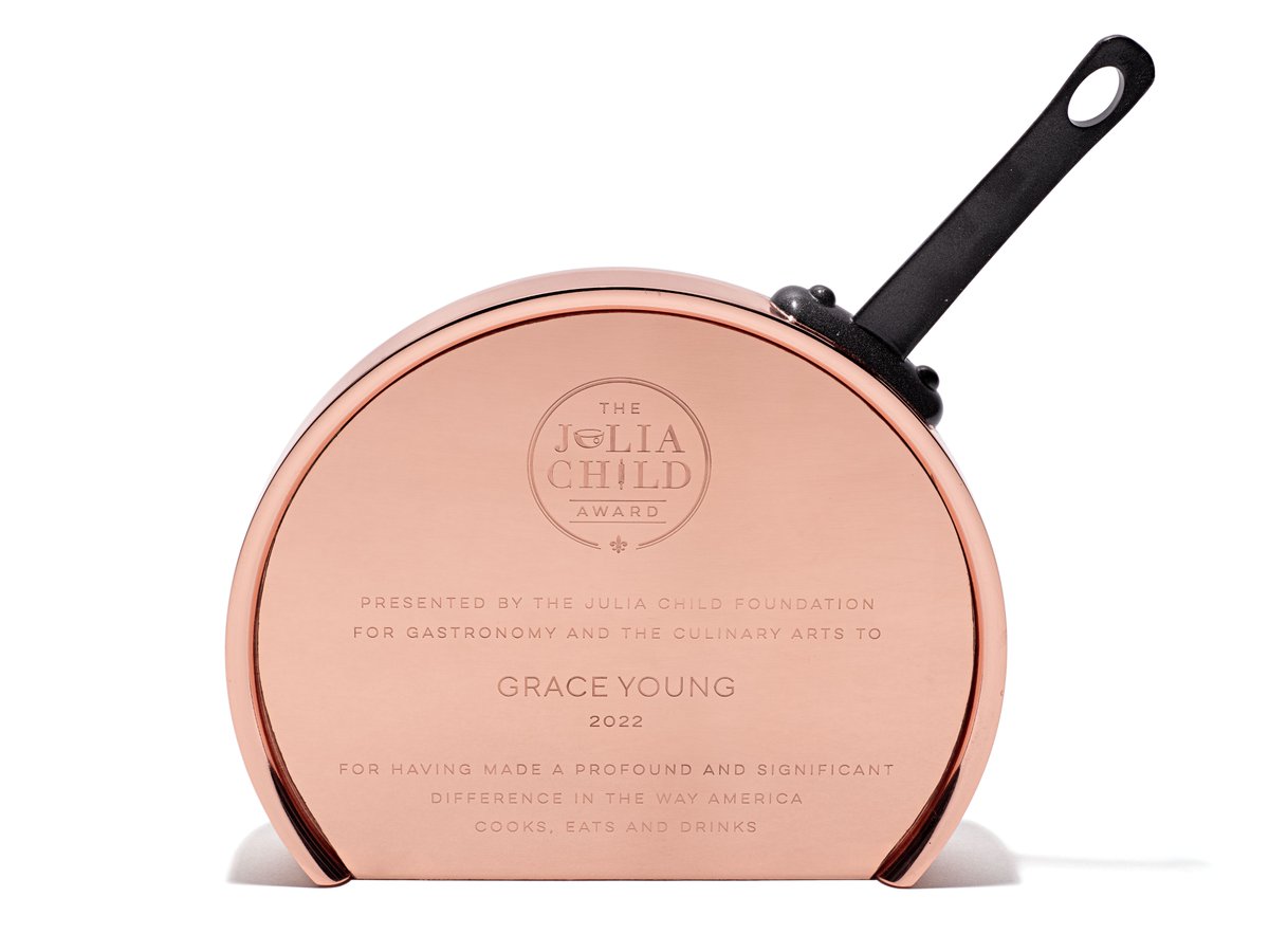 Tomorrow evening at @amhistorymuseum the Foundation will present the 2022 #JuliaChildAward to @stirfrygrace, who will receive this copper pan, designed by @avidcreative to honor Julia’s own beloved copper pans, and made by @rsowensawards #SmithsonianFood americanhistory.si.edu/events/food-hi…