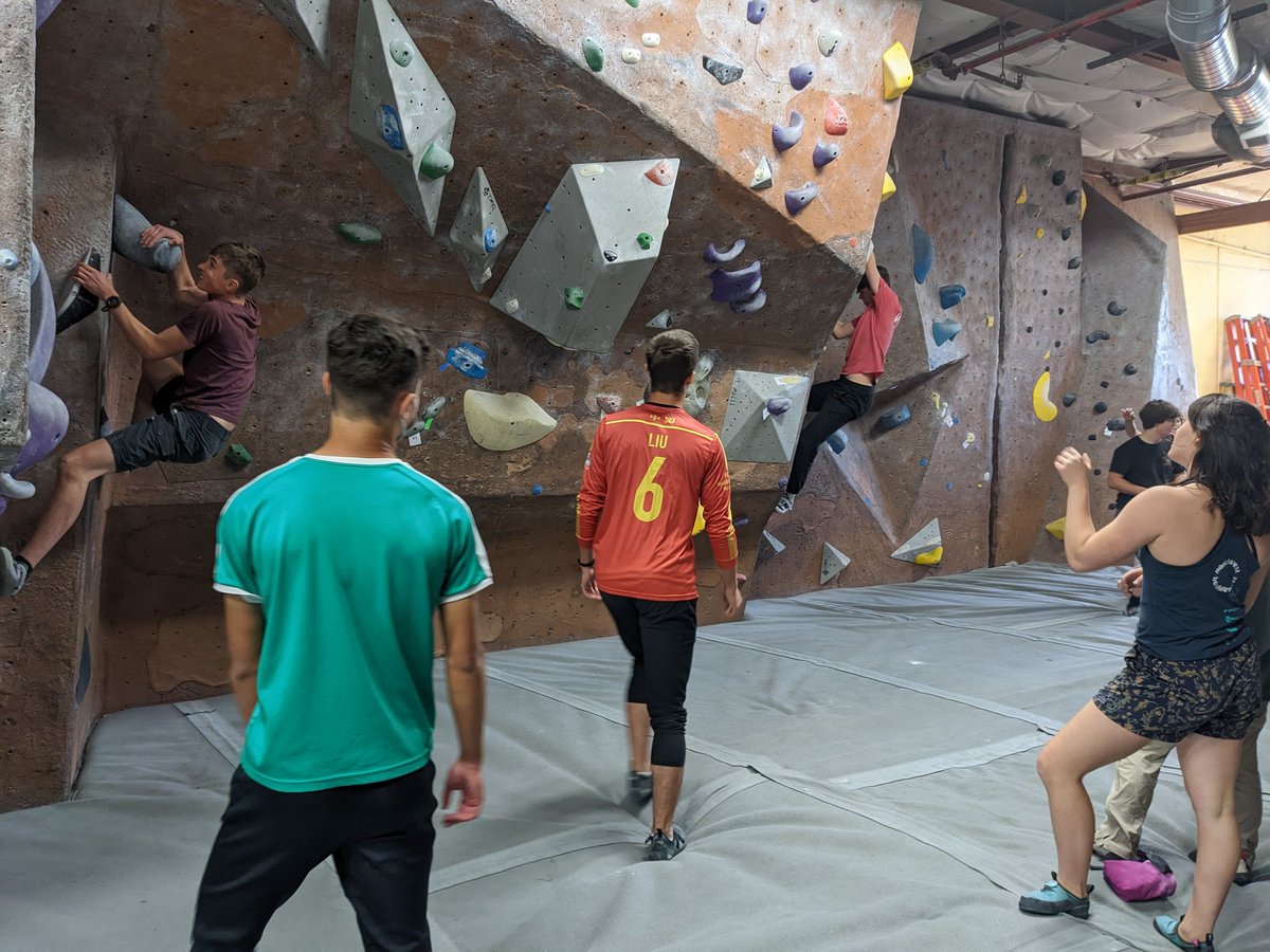 HudsonHarperIO's tweet photo. Amazing morning with the @DTSchoolSeattle #classof2023 on our senior retreat! Crossing the Ballard Locks and climbing @EdgeworksClimb! https://t.co/McNYPfjfAo