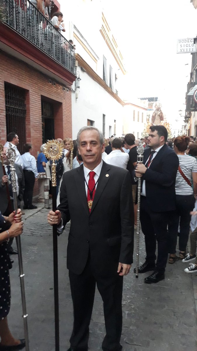 hpasionymuerte's tweet photo. Una representación de nuestra Junta de Gobierno, con estandarte y varas, participa en la procesión de Madre de Dios del Rosario @MdDiosRosario que desde la Real Parroquia de @SantaAnaTriana recorre el barrio en este #12deOctubre 

#HermandadPasiónyMuerte https://t.co/Cvh3hjoOOG