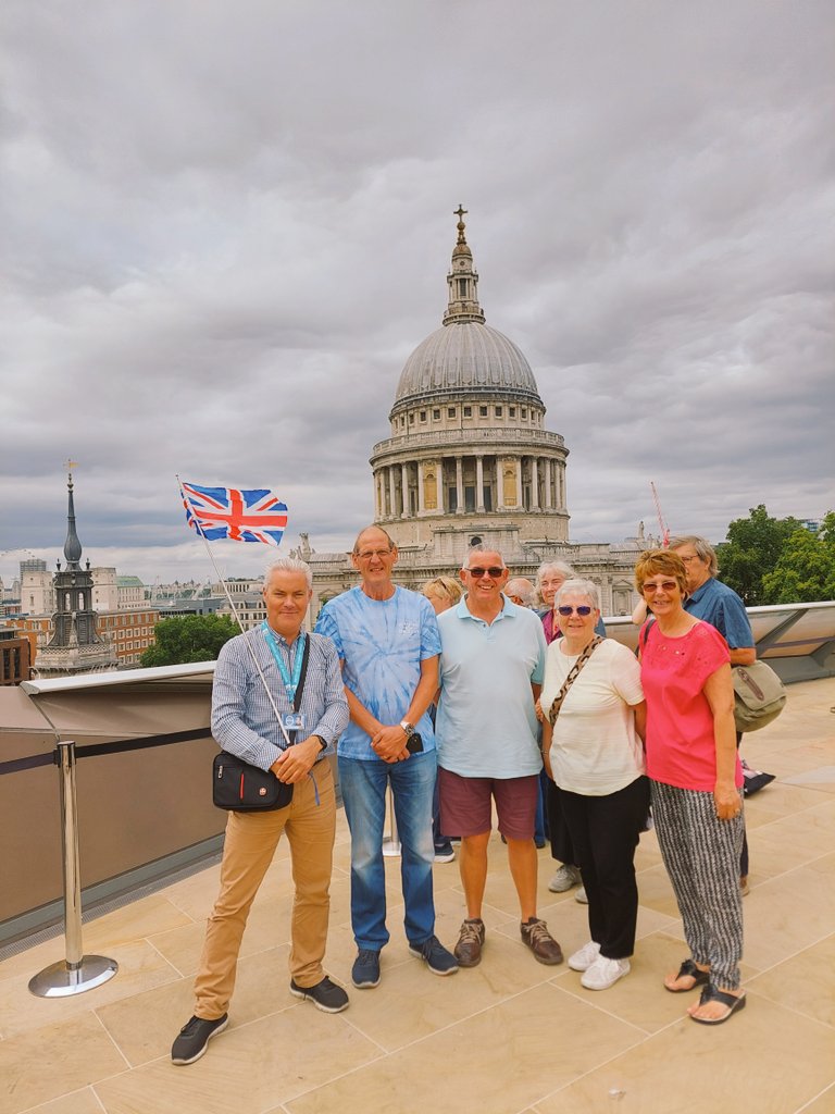 gavinwitha_g's tweet photo. Flying the flag whilst enjoying a fun afternoon with my guests on a highlights of the City tour. #stpaulscathedral #cityoflondon #newchange #gavinwithag #panoramiclondon #walkingtour #funlondontours #funtourguide #familywalkingtours #wwii #finance #cityoflondonguides #unionjack https://t.co/PBt3AnmiSs