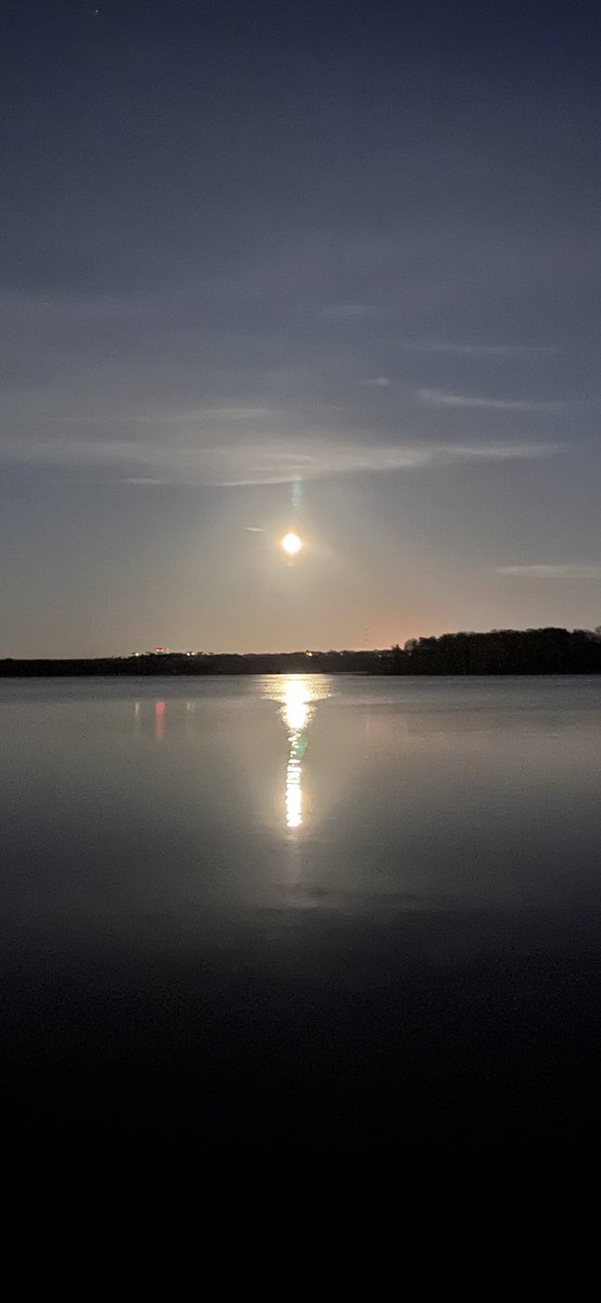 OldemarCRC's tweet photo. La #Luna desde #Sompasauna #Kuu 
Y un chapuzón en las heladas aguas del #Báltico antes y después del #sauna https://t.co/WVPb4NtFmg