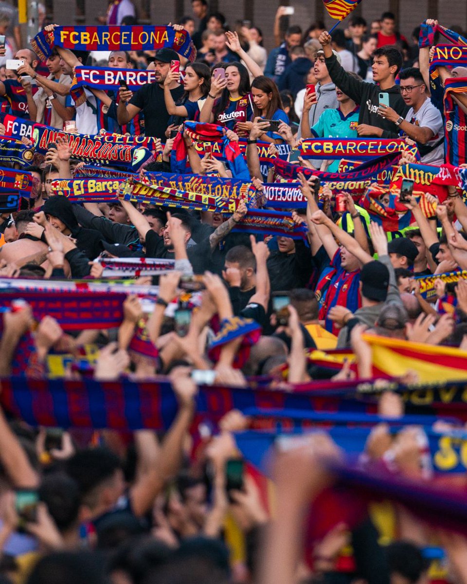 FCBarcelona_cat's tweet image. Un dia de partit, 
al Gol Nord vaig anar. 
Només entrar a la grada,
em vaig enamorar. 

El cor em bategava, 
no em preguntis per què. 
Del Barça soc &apos;supporter&apos;, 
sempre t’animaré