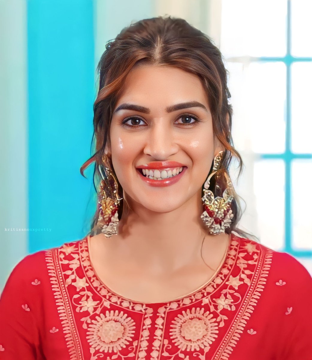 kritixpretty's tweet photo. 💗💗
#KritiSanon #beautiful #cute #love https://t.co/0M270OsAkF