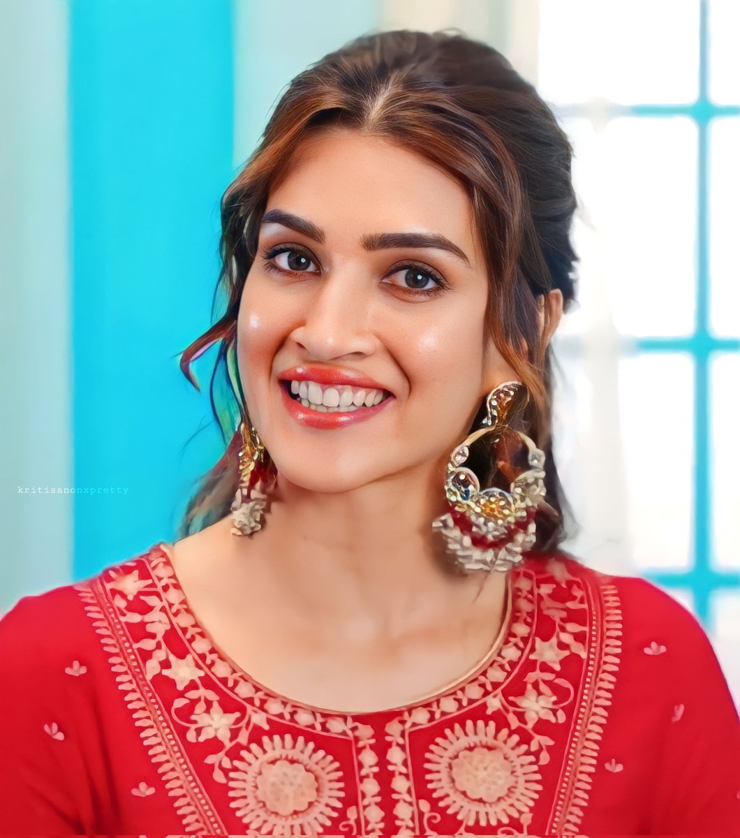 kritixpretty's tweet photo. 💗💗
#KritiSanon #beautiful #cute #love https://t.co/0M270OsAkF