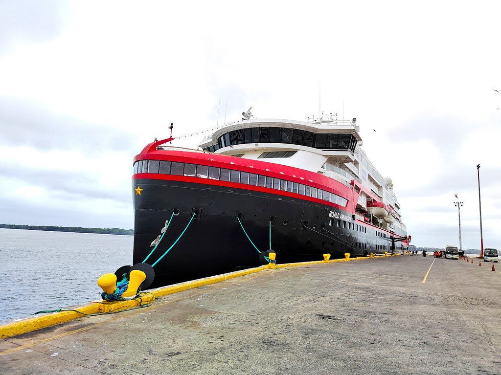 Puerto_APPB's tweet photo. ¡Bienvenido ‘Roald Amundsen’, segundo crucero de la Temporada! ⛴️☀️
El lujoso buque de 140 m. de eslora y de bandera 🇳🇴 recaló en el #Muelle1 del Terminal Marítimo de #PuertoBolívar.
Los turistas en su estadía visitarán los lugares más emblemáticos de la provincia de #ElOro. 🌅 https://t.co/sn69Xy3Hpf