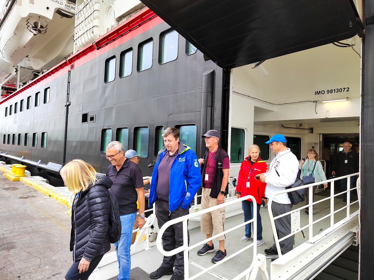 Puerto_APPB's tweet photo. ¡Bienvenido ‘Roald Amundsen’, segundo crucero de la Temporada! ⛴️☀️
El lujoso buque de 140 m. de eslora y de bandera 🇳🇴 recaló en el #Muelle1 del Terminal Marítimo de #PuertoBolívar.
Los turistas en su estadía visitarán los lugares más emblemáticos de la provincia de #ElOro. 🌅 https://t.co/sn69Xy3Hpf