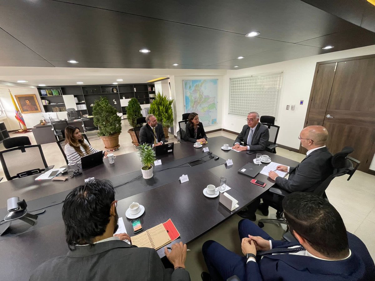 mindefensa's tweet image. El ministro @Ivan_Velasquez_ se reunió con @CSJNathalie y el equipo de @el_BID para consolidar alianzas y cooperación en el proceso de reforma integral de la Policía Nacional, que asegurará la prestación del servicio enfocado en la paz y en la convivencia.