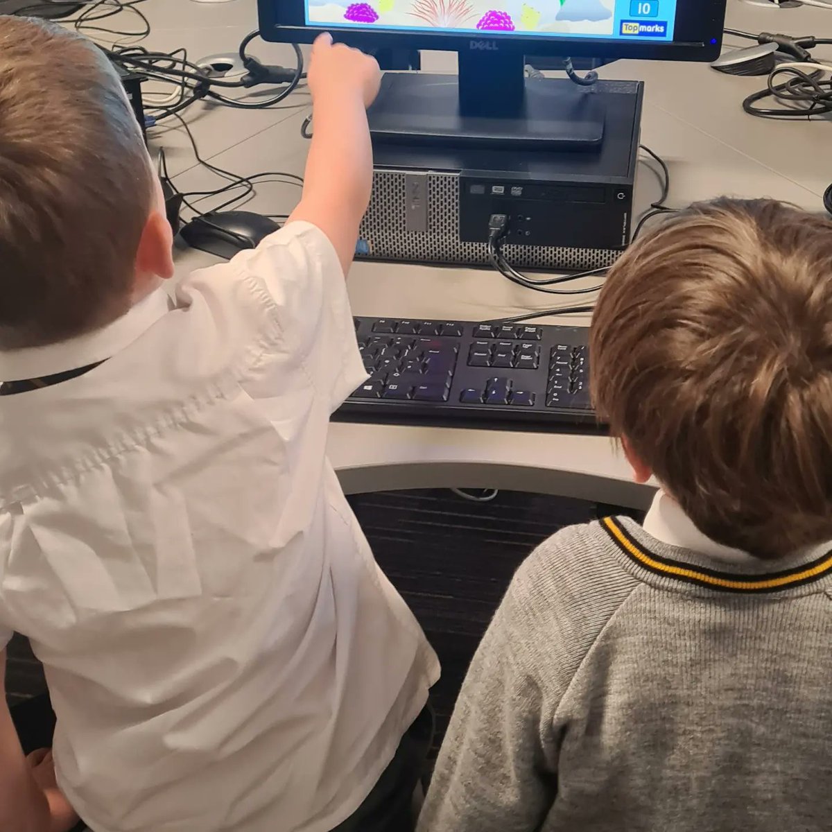 InchmarloPrep's tweet photo. P2 became mini teachers when P1 visited the ICT suite for the first time. Each P2 buddied up with a P1 boy and demonstrated how to log in.  Then the boys worked in pairs to consolidate understanding of numbers to ten and beyond using fun numeracy games. Well done P2! 
#primaryict https://t.co/VJIxvoq6P1